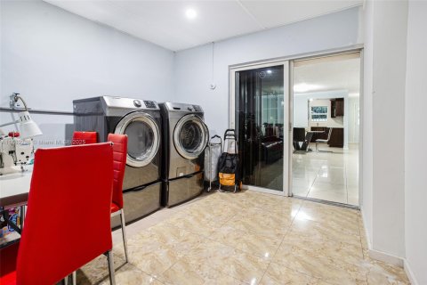 Adosado en venta en Hialeah, Florida, 2 dormitorios, 123.56 m2 № 1941354 - foto 15