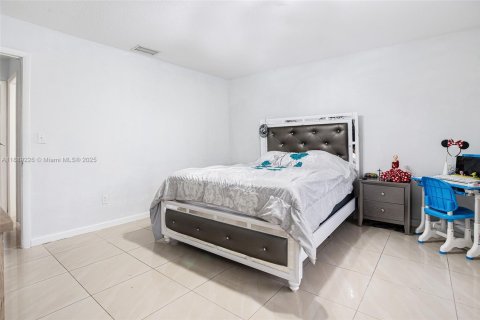 Adosado en venta en Hialeah, Florida, 2 dormitorios, 123.56 m2 № 1941354 - foto 20