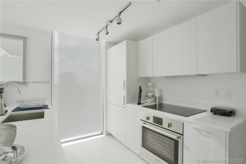 Copropriété à louer à Miami, Floride: 2 chambres, 100.71 m2 № 1971502 - photo 2