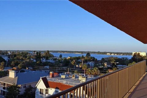 Снять в аренду кондоминиум в Мадейра - Бич, Флорида 3 комнаты, 150.97м2, № 251542 - фото 24