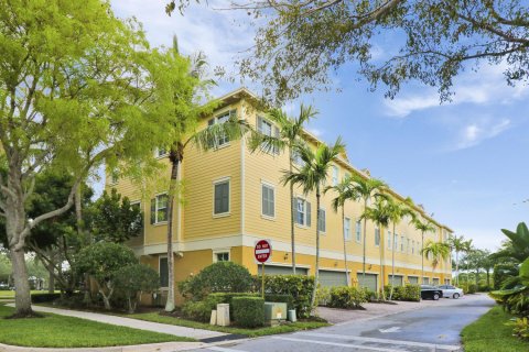 Снять в аренду таунхаус в Юпитер, Флорида 2 спальни, 148.36м2, № 968371 - фото 1