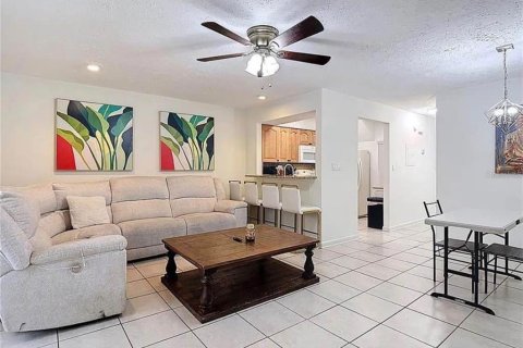 Townhouse in Tampa, Florida 3 bedrooms, 124.49 sq.m. № 2103839 - photo 2