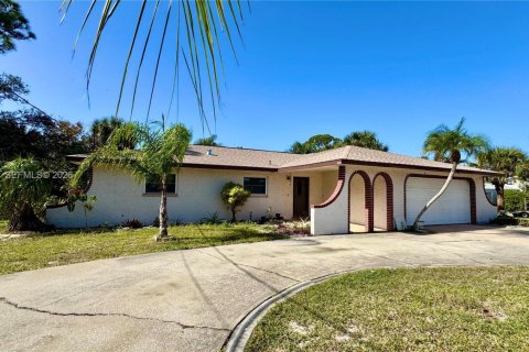 House in Merrit Island, Florida 3 bedrooms, 128.11 sq.m. № 1995860 - photo 2