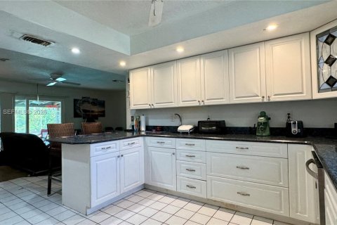 House in Merrit Island, Florida 3 bedrooms, 128.11 sq.m. № 1995860 - photo 7