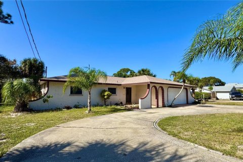 House in Merrit Island, Florida 3 bedrooms, 128.11 sq.m. № 1995860 - photo 29
