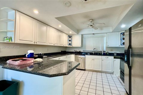 House in Merrit Island, Florida 3 bedrooms, 128.11 sq.m. № 1995860 - photo 5