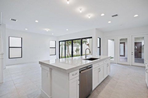 House in Palm Beach Gardens, Florida 5 bedrooms, 336.86 sq.m. № 2392741 - photo 9