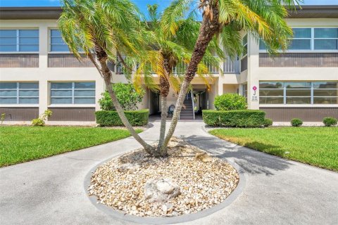 Condominio en alquiler en New Port Richey, Florida, 1 dormitorio, 67.63 m2 № 1797990 - foto 2