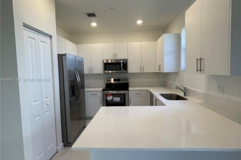 Adosado en alquiler en Pembroke Pines, Florida, 3 dormitorios, 140 m2 № 2057445 - foto 3