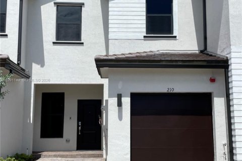 Adosado en Pembroke Pines, Florida 3 dormitorios, 140 m2 № 2057445