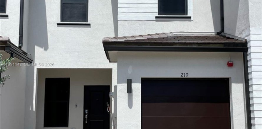 Adosado en Pembroke Pines, Florida 3 dormitorios, 140 m2 № 2057445