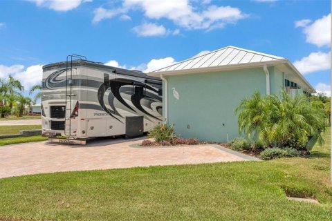 House in Polk City, Florida 1 bedroom, 101.82 sq.m. № 1870240 - photo 12