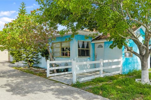 House in Lake Worth, Florida 3 bedrooms, 135.82 sq.m. № 1865191 - photo 15