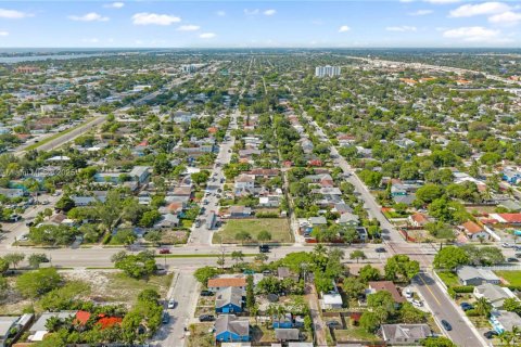 House in Lake Worth, Florida 3 bedrooms, 135.82 sq.m. № 1865191 - photo 26