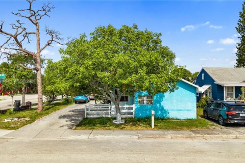House in Lake Worth, Florida 3 bedrooms, 135.82 sq.m. № 1865191 - photo 1