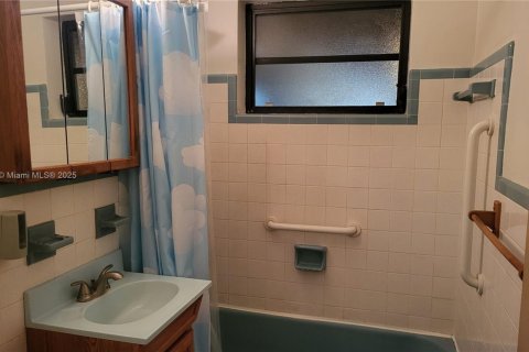 House in Hollywood, Florida 3 bedrooms, 126.72 sq.m. № 1697483 - photo 8