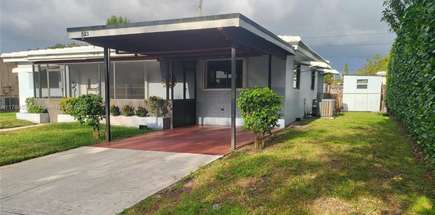 House in Hollywood, Florida 3 bedrooms, 126.72 sq.m. № 1697483