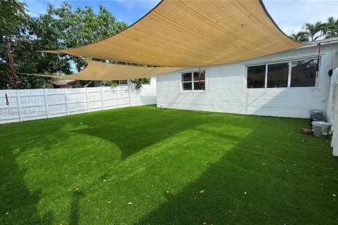 House in North Miami, Florida 4 bedrooms, 151.52 sq.m. № 1927226 - photo 8