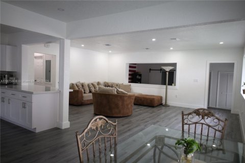 House in North Miami, Florida 4 bedrooms, 151.52 sq.m. № 1927226 - photo 3