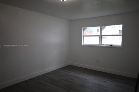 House in North Miami, Florida 4 bedrooms, 151.52 sq.m. № 1927226 - photo 6