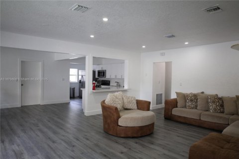 House in North Miami, Florida 4 bedrooms, 151.52 sq.m. № 1927226 - photo 2