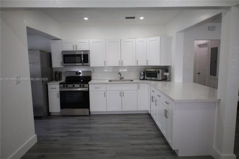 House in North Miami, Florida 4 bedrooms, 151.52 sq.m. № 1927226 - photo 4