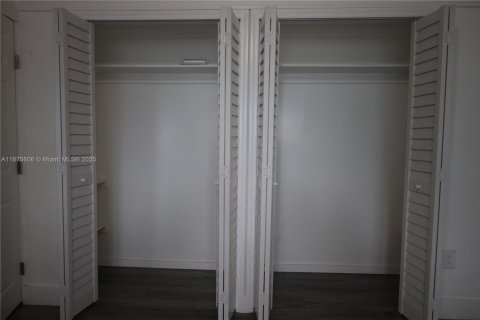 House in North Miami, Florida 4 bedrooms, 151.52 sq.m. № 1927226 - photo 7