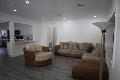 House in North Miami, Florida 4 bedrooms, 151.52 sq.m. № 1927226 - photo 1