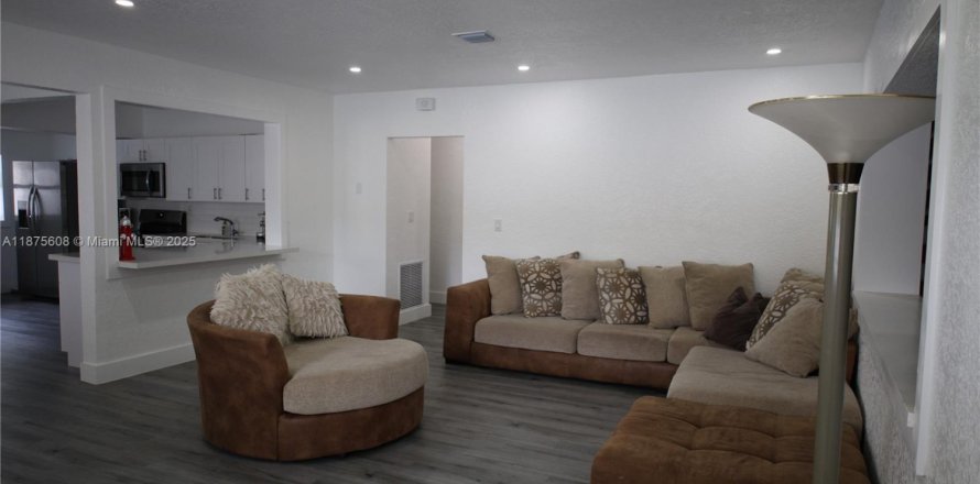 House in North Miami, Florida 4 bedrooms, 151.52 sq.m. № 1927226