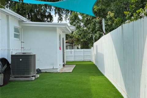 House in North Miami, Florida 4 bedrooms, 151.52 sq.m. № 1927226 - photo 11