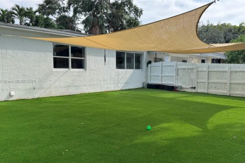House in North Miami, Florida 4 bedrooms, 151.52 sq.m. № 1927226 - photo 10
