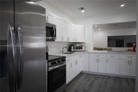 House in North Miami, Florida 4 bedrooms, 151.52 sq.m. № 1927226 - photo 5