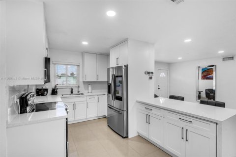 House in Miami Gardens, Florida 4 bedrooms, 164.81 sq.m. № 1951637 - photo 12