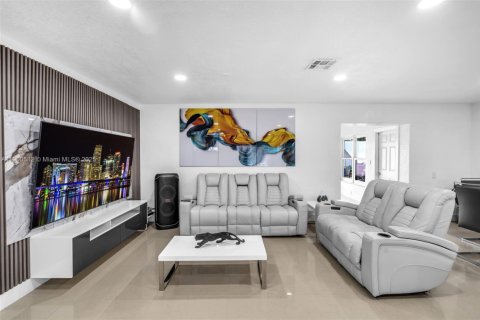 House in Miami Gardens, Florida 4 bedrooms, 164.81 sq.m. № 1951637 - photo 7