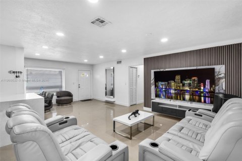House in Miami Gardens, Florida 4 bedrooms, 164.81 sq.m. № 1951637 - photo 9
