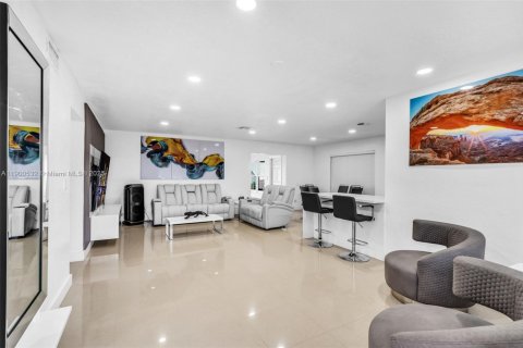 House in Miami Gardens, Florida 4 bedrooms, 164.81 sq.m. № 1951637 - photo 3