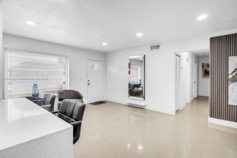 House in Miami Gardens, Florida 4 bedrooms, 164.81 sq.m. № 1951637 - photo 4