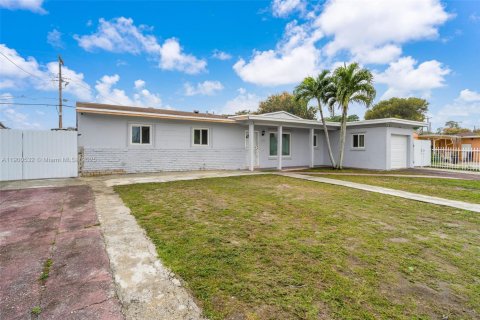 House in Miami Gardens, Florida 4 bedrooms, 164.81 sq.m. № 1951637 - photo 2