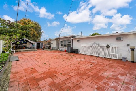 House in Miami Gardens, Florida 4 bedrooms, 164.81 sq.m. № 1951637 - photo 27