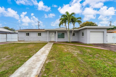 House in Miami Gardens, Florida 4 bedrooms, 164.81 sq.m. № 1951637 - photo 1