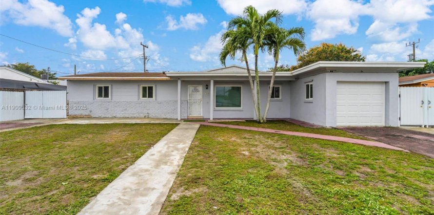 House in Miami Gardens, Florida 4 bedrooms, 164.81 sq.m. № 1951637