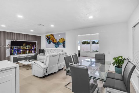 House in Miami Gardens, Florida 4 bedrooms, 164.81 sq.m. № 1951637 - photo 11
