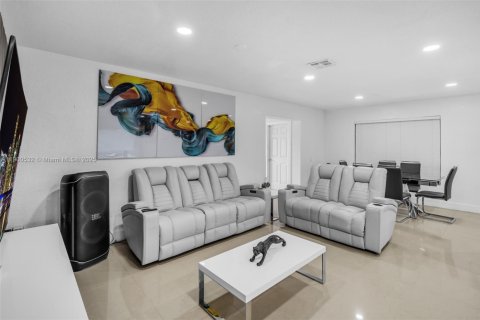 House in Miami Gardens, Florida 4 bedrooms, 164.81 sq.m. № 1951637 - photo 8