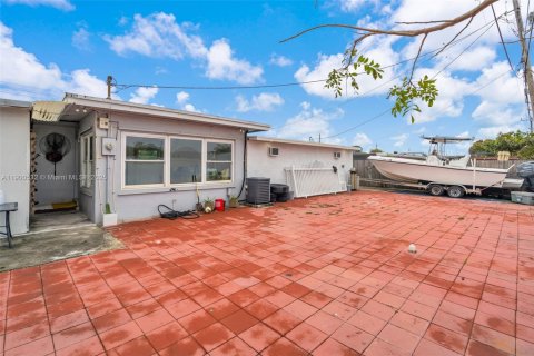 House in Miami Gardens, Florida 4 bedrooms, 164.81 sq.m. № 1951637 - photo 25