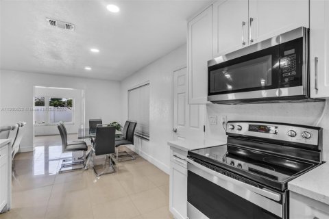 House in Miami Gardens, Florida 4 bedrooms, 164.81 sq.m. № 1951637 - photo 13
