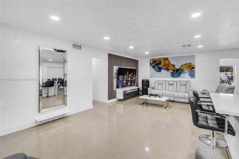 House in Miami Gardens, Florida 4 bedrooms, 164.81 sq.m. № 1951637 - photo 6