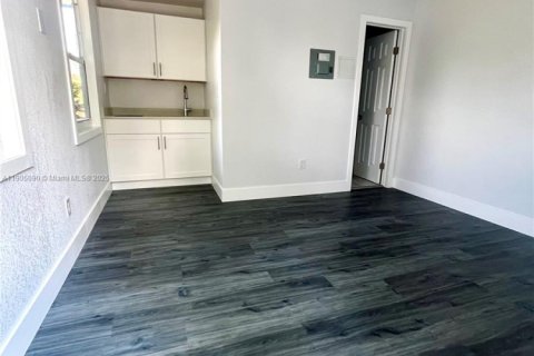 House in Miami, Florida 3 bedrooms, 61.97 sq.m. № 2012164 - photo 15