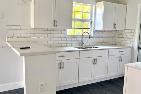 House in Miami, Florida 3 bedrooms, 61.97 sq.m. № 2012164