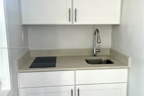 House in Miami, Florida 3 bedrooms, 61.97 sq.m. № 2012164 - photo 11