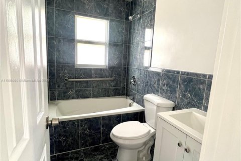 House in Miami, Florida 3 bedrooms, 61.97 sq.m. № 2012164 - photo 10